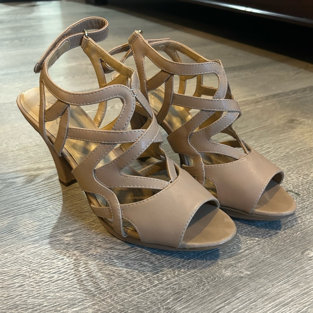 Naturalizer Elegant Tan Women's Sandals